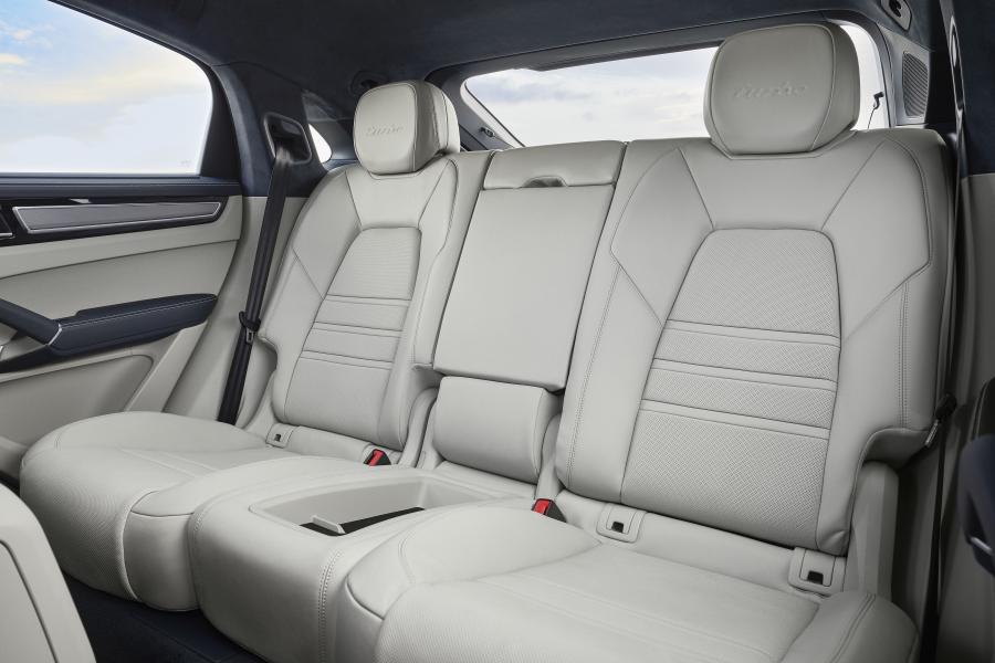 Интерьер Porsche Cayenne Turbo Coupe 2019 года  (WW) (фото 9 из 44)